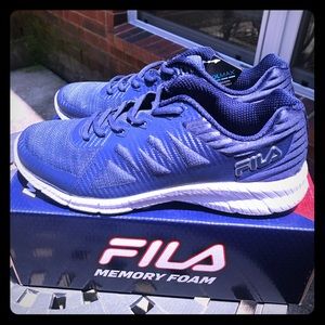 **FILA MEN’S RUNNING SHOES SIZE 10**
